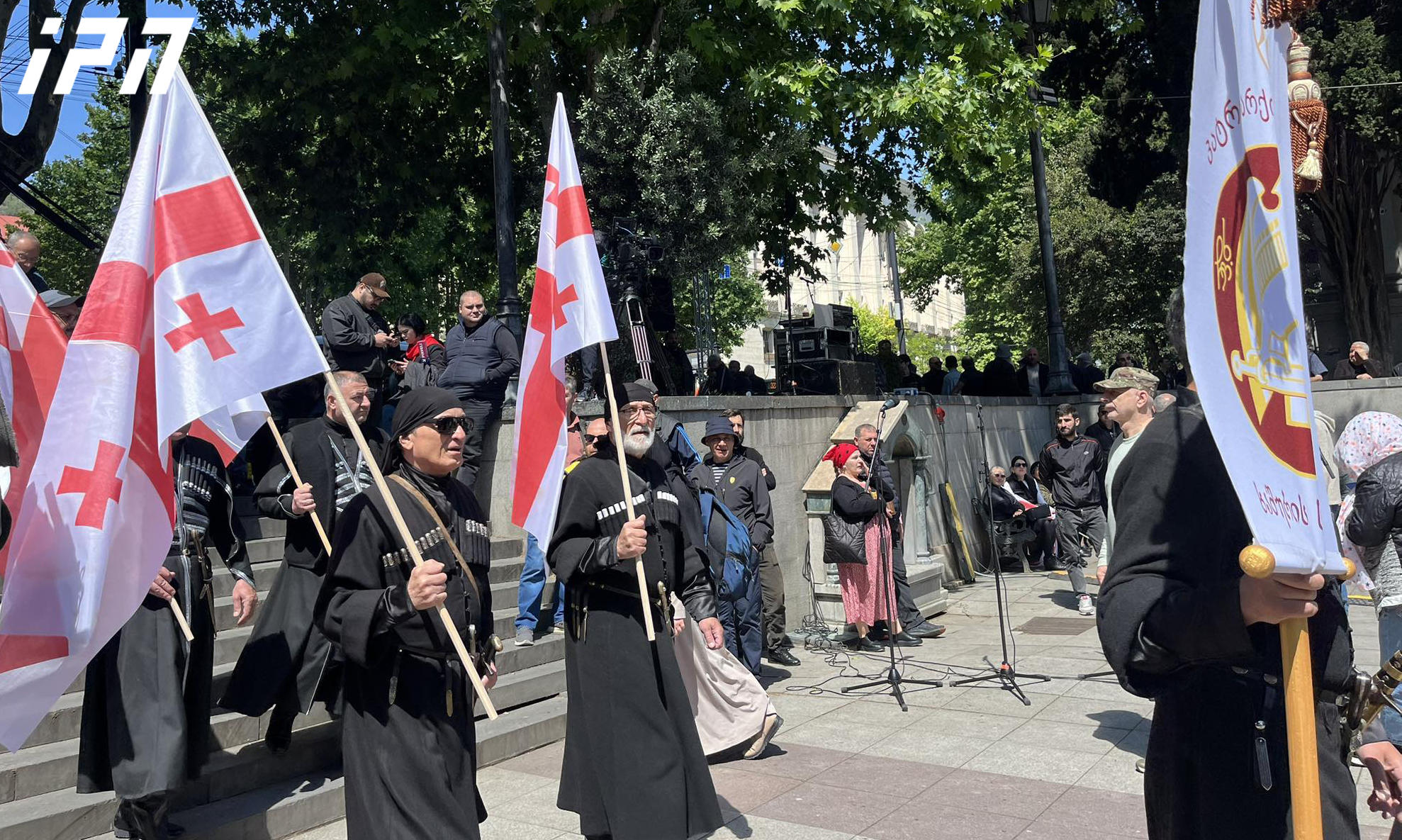 ოჯახის სიწმინდის დღესთან დაკავშირებით, ქაშვეთის ტაძრის ეზოში მოქალაქეები იკრიბებიან