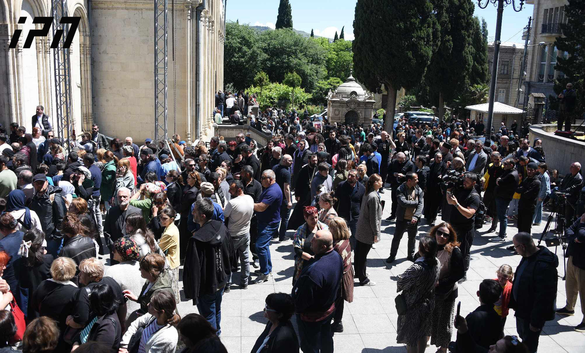 ქაშვეთის ტაძარში, სადაც ოჯახის სიწმინდის დღესთან დაკავშირებით მოქალაქეები იკრიბებიან, მმართველი გუნდის წევრები მივიდნენ