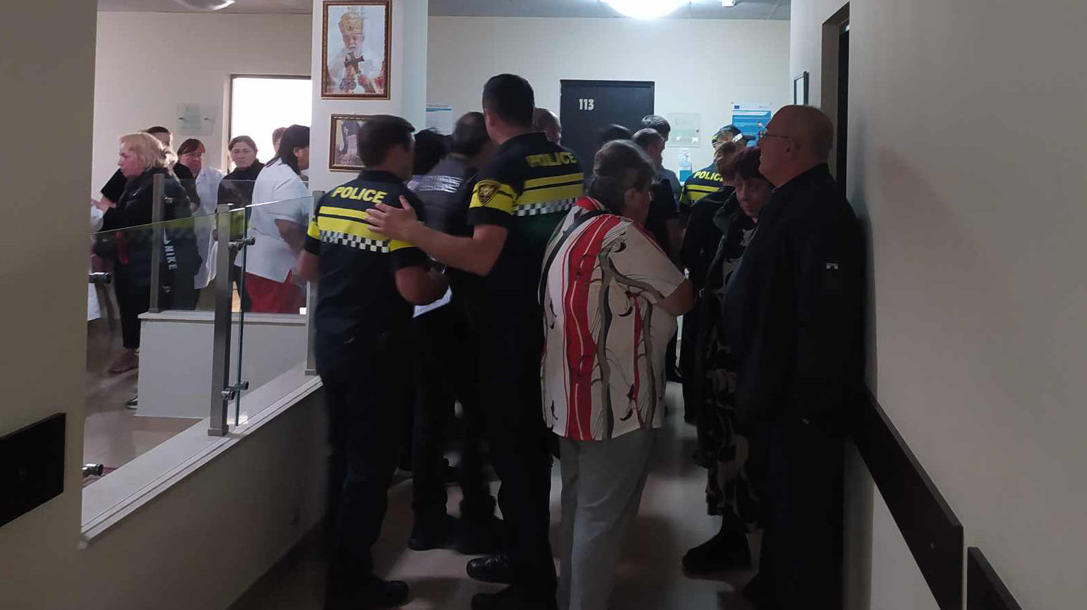 ქუთაისში, საკეისრო კვეთის შემდეგ უგონო მდგომარეობაში მყოფი 26 წლის ქალის მშობლები და ახლობლები, ხონელიძის კლინიკაში შევარდნენ