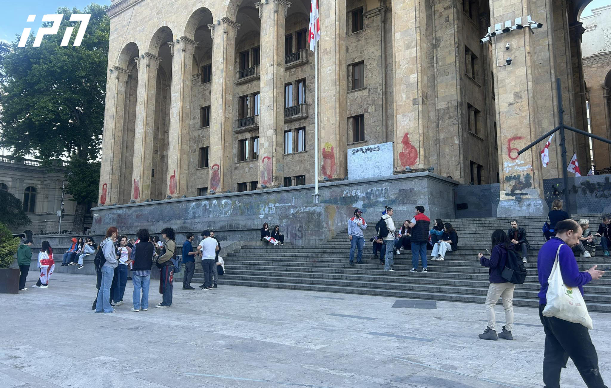პარლამენტის წინ “უცხოური გავლენის გამჭვირვალობის შესახებ” კანონის მოწინააღმდეგეები იკრიბებიან