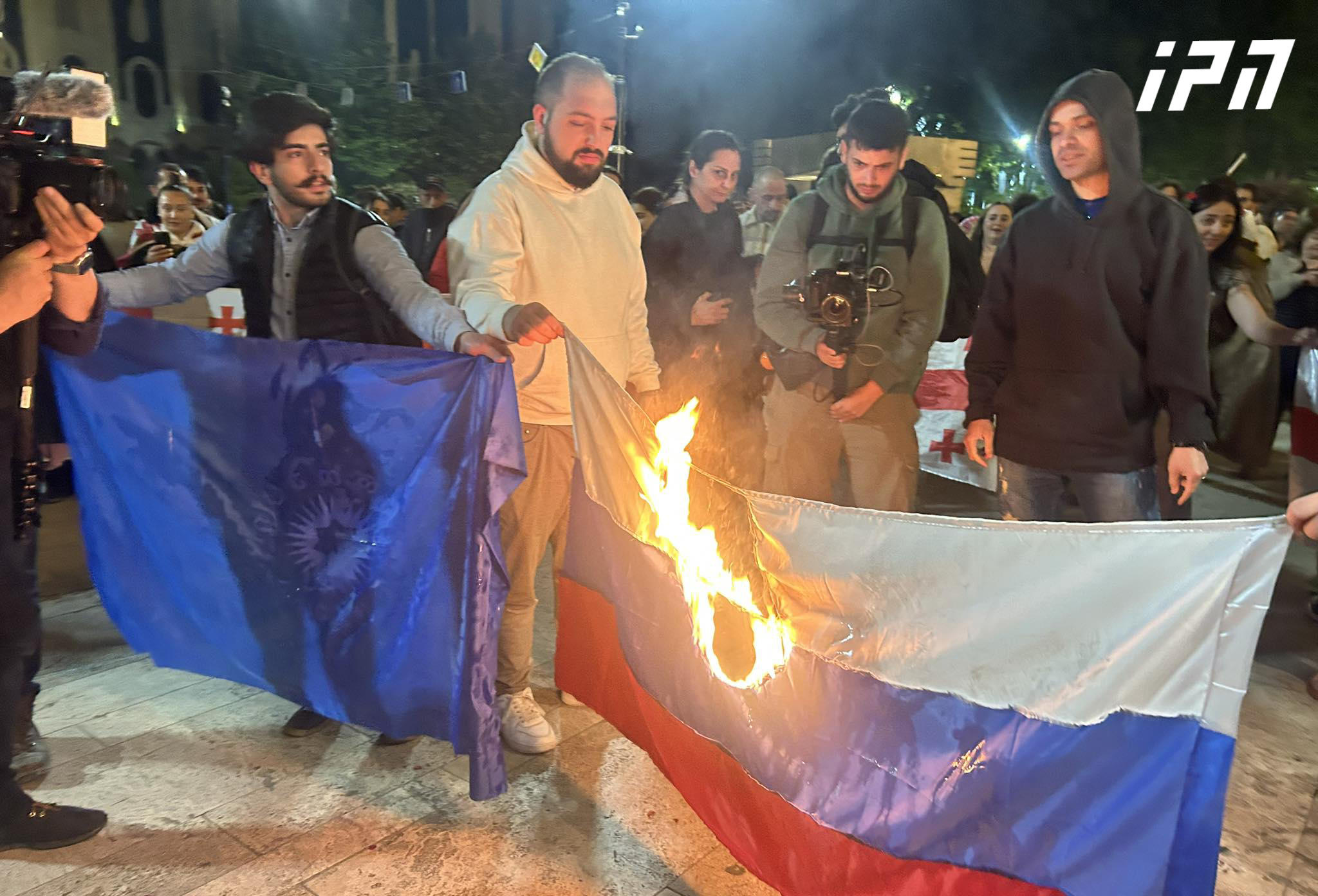 აქციის მონაწილეებმა პარლამენტთან რუსეთისა და “ქართული ოცნების” დროშები დაწვეს