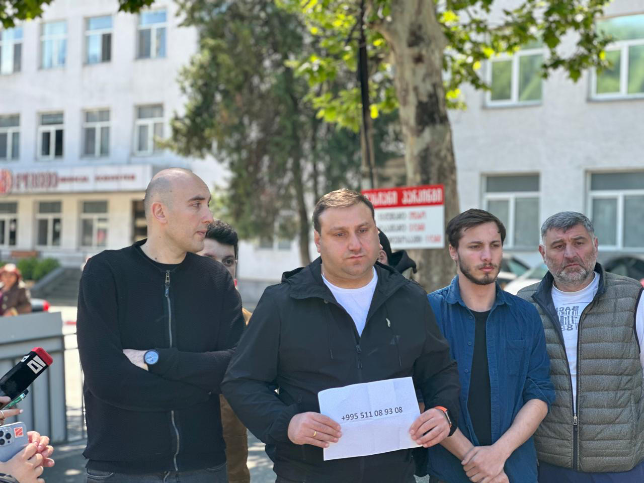 ლაშა ფარულავა - მამაჩემს დილის ხუთ საათზე ურეკავდნენ და ჩემი ფიზიკური ანგარიშსწორებით ემუქრებოდნენ, მისმა ჯანმრთელობამ ვერ გაუძლო და ახლა რეანიმაციაშია - სიცოცხლის ფასად რომ დამიჯდეს, ყველას დავსჯით კანონის წინაშე