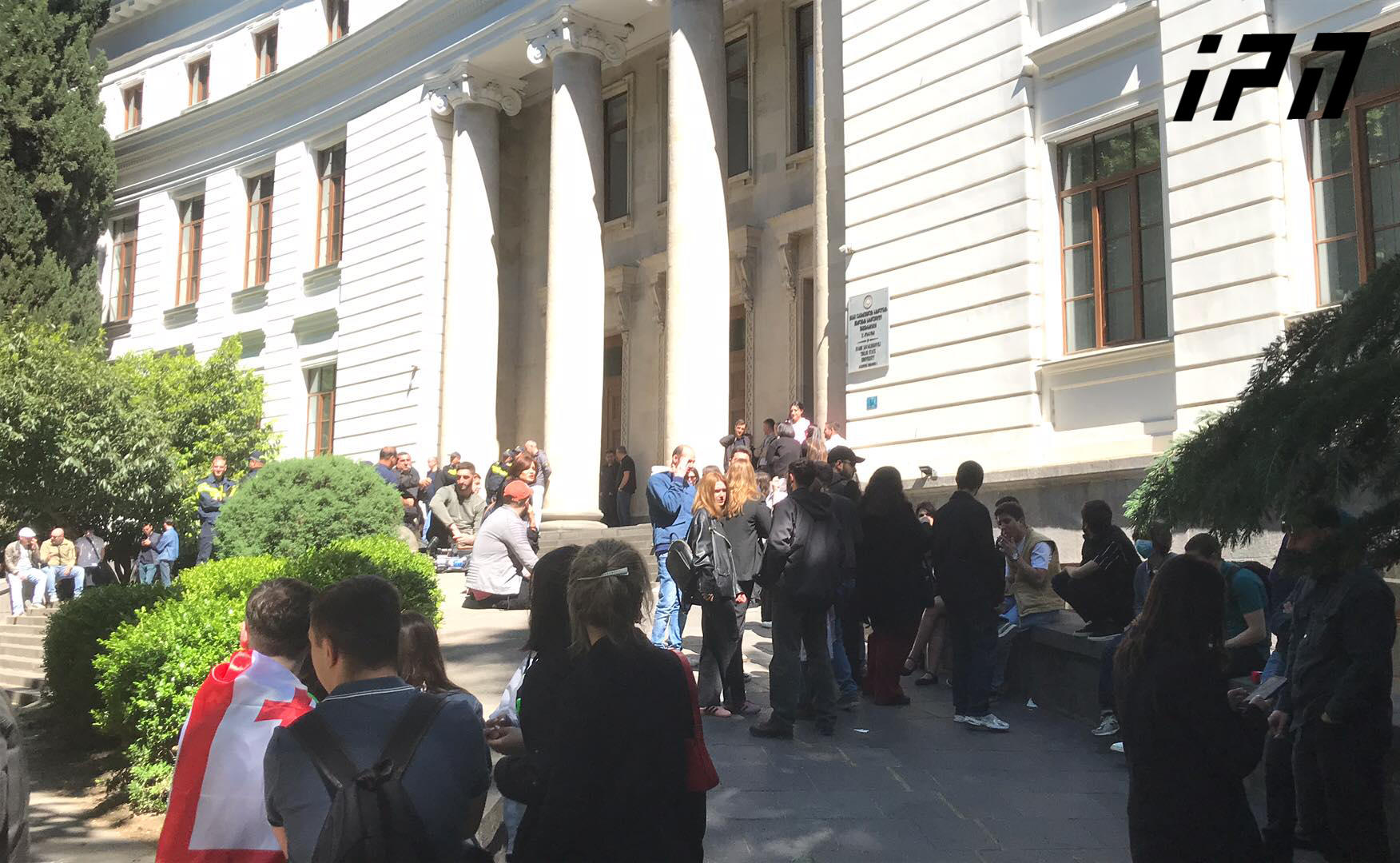 თსუ-ს მე-2 კორპუსთან, სადაც პრემიერ-მინისტრმა ლექცია უნდა ჩაატაროს, სტუდენტები საპროტესტო აქციას მართავენ