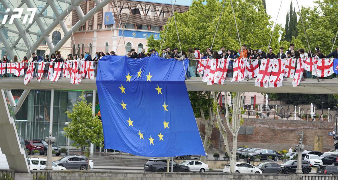 სტუდენტებმა მშვიდობის ხიდზე საქართველოსა და ევროკავშირის დროშები გადმოფინეს