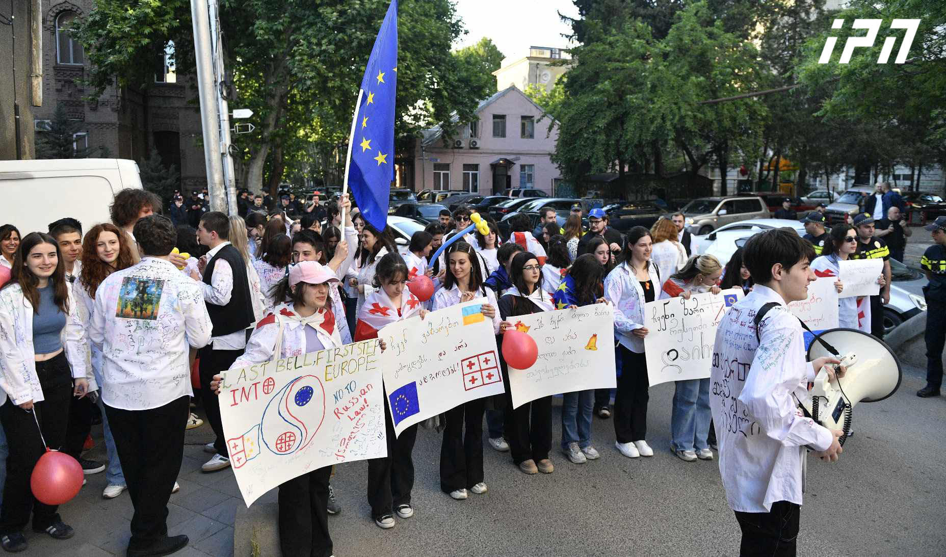 განათლების სამინისტროსთან მე-12 კლასელები “უცხოური გავლენის გამჭვირვალობის შესახებ” კანონპროექტს აპროტესტებენ