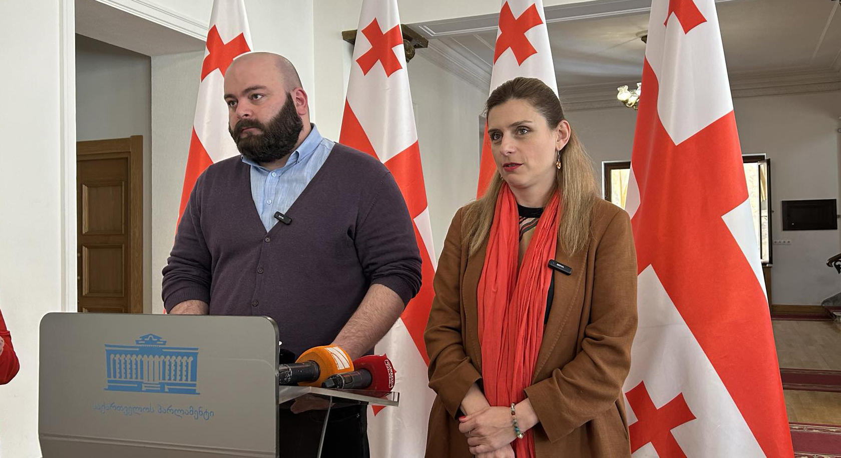 „გახარია საქართველოსთვის“ პოლიტიკურმა ჯგუფმა და დეპუტატმა თეონა აქუბარდიამ ადამიანთა უფლებების კომიტეტს მიმართეს, პირველივე საკომიტეტო მოსმენაზე მოიწვიონ სპეციალური საგამოძიებო სამსახურის ხელმძღვანელი