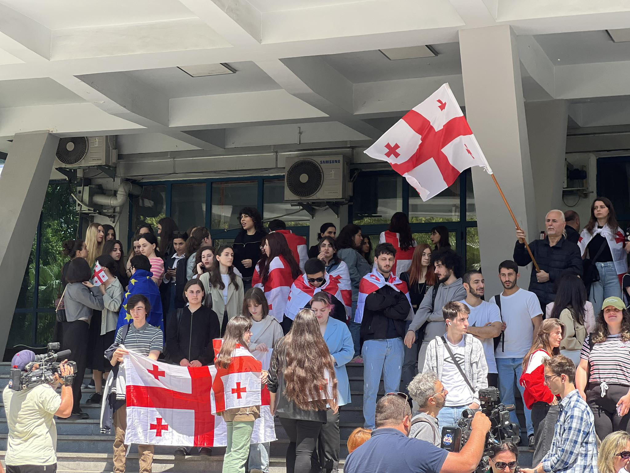 ბათუმის შოთა რუსთაველის სახელობის უნივერსიტეტთან გაფიცული სტუდენტები „უცხოური გავლენის გამჭვირვალობის შესახებ“ კანონის წინააღმდეგ საპროტესტო აქციას მართავენ