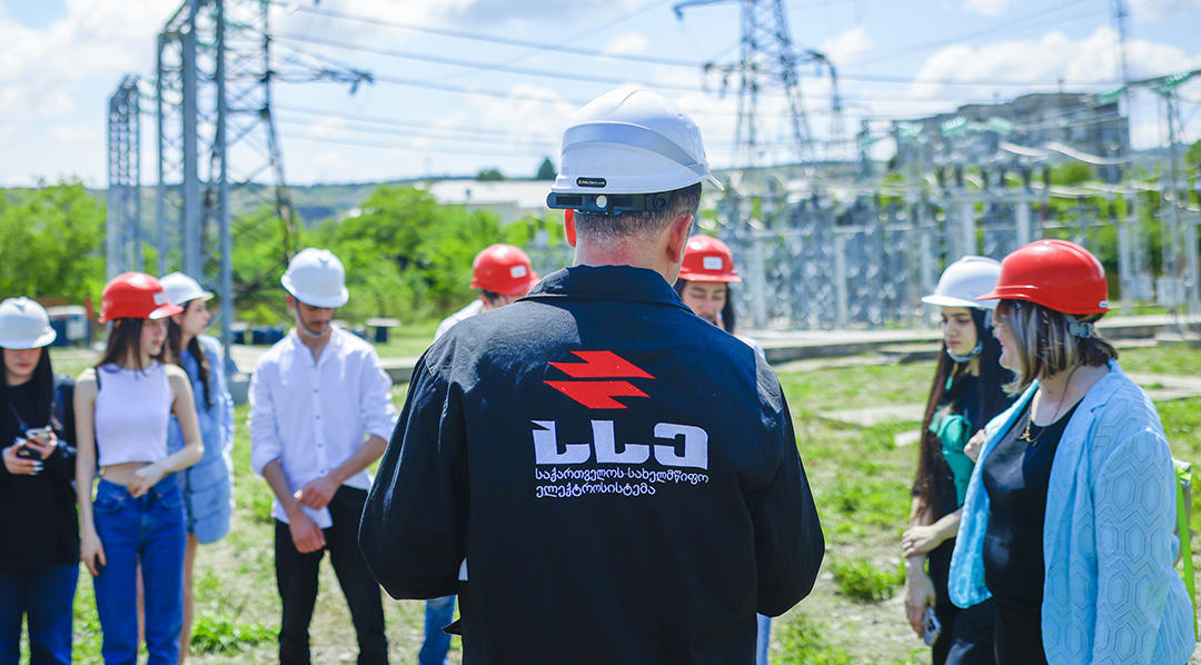 „საქართველოს სახელმწიფო ელექტროსისტემას“ ენერგეტიკის დარგის პოპულარიზაციის მიზნით, თბილისის 144-ე საჯარო სკოლის უფროსკლასელებს ესტუმრა