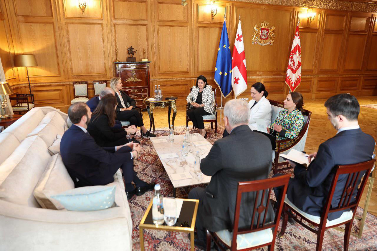 პრეზიდენტის ადმინისტრაცია - სალომე ზურაბიშვილმა იტალიის პარლამენტის საგარეო და ევროგაერთიანების საქმეთა კომიტეტის დელეგაციასთან ევროინტეგრაციის პროცესი და ქვეყანაში მიმდინარე პროცესები განიხილა