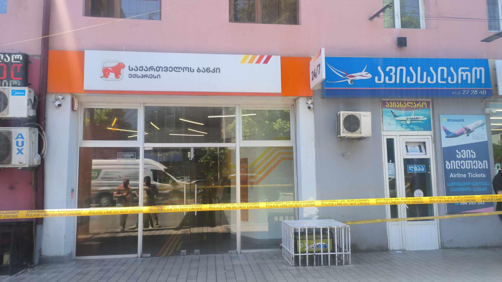 ქუთაისში, ერთ-ერთი ბანკის ფილიალში ყაჩაღობის მცდელობა იყო - ნიღბიანი მამაკაცი შენობაში შეიჭრა და თანხას ითხოვდა
