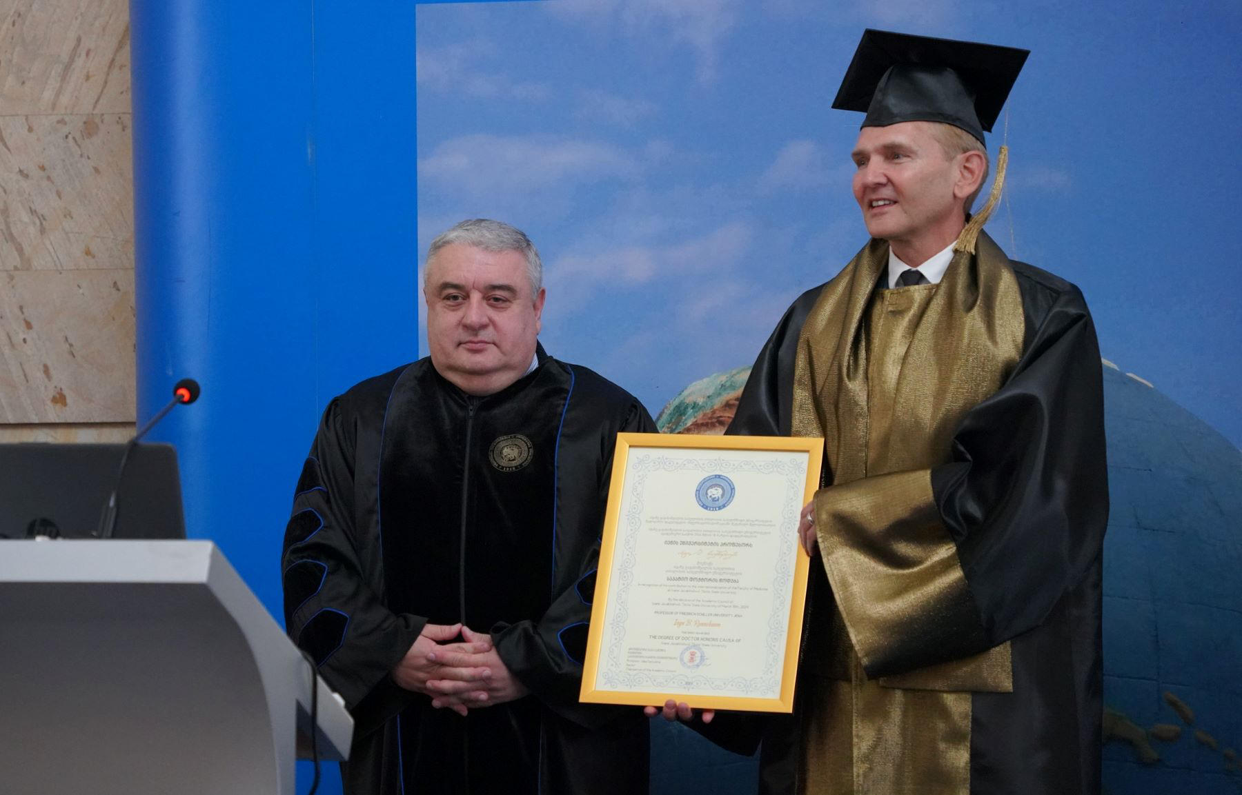 ჯაბა სამუშიამ საერთაშორისო სამეცნიერო კონფერენციაზე იენის უნივერსიტეტის პროფესორს თსუ-ის საპატიო დოქტორის დიპლომი გადასცა