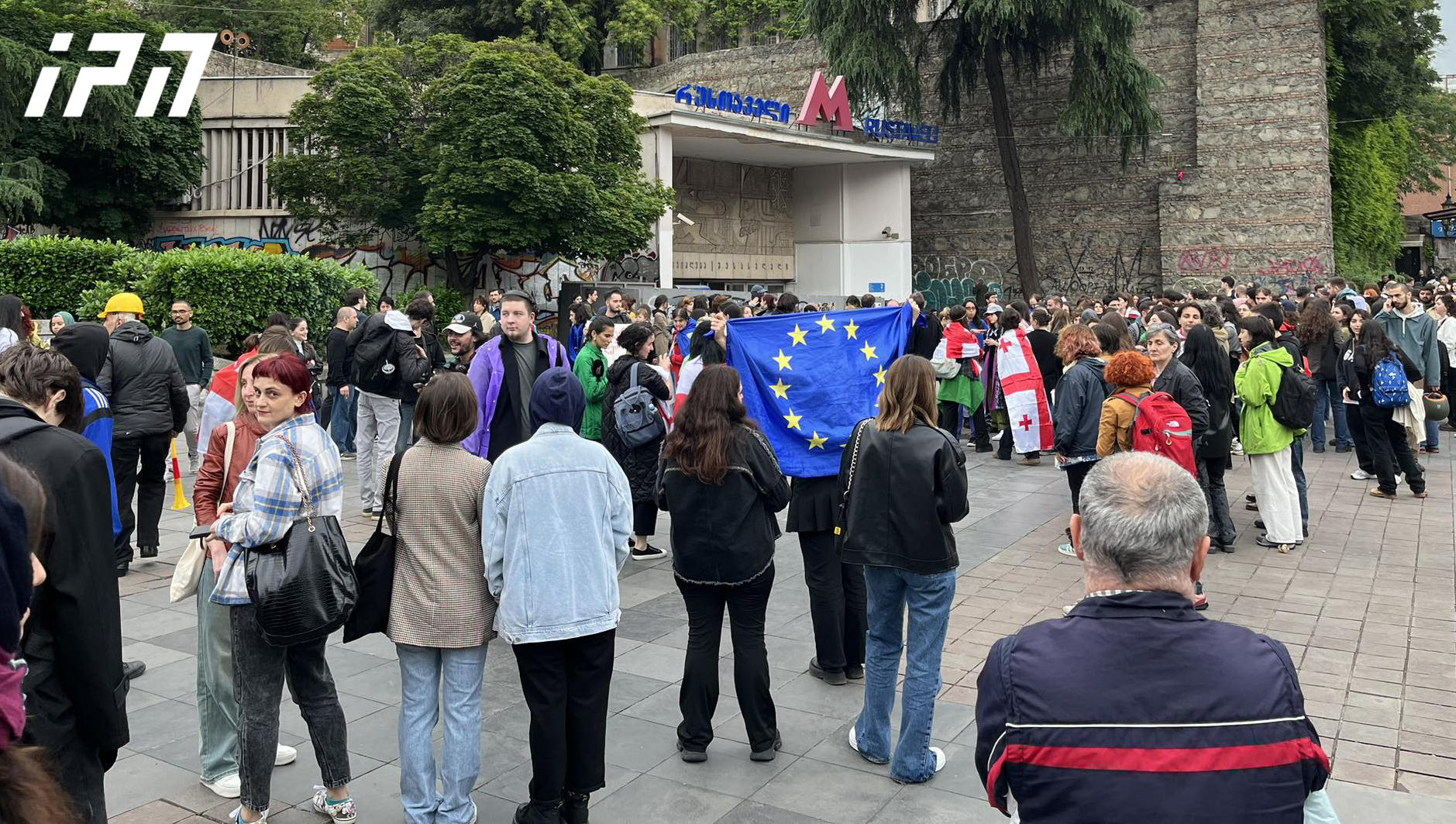 რუსთაველის მეტროს მიმდებარედ, სტუდენტები „უცხოური გავლენის გამჭვირვალობის შესახებ“ კანონპროექტის გასაპროტესტებლად იკრიბებიან