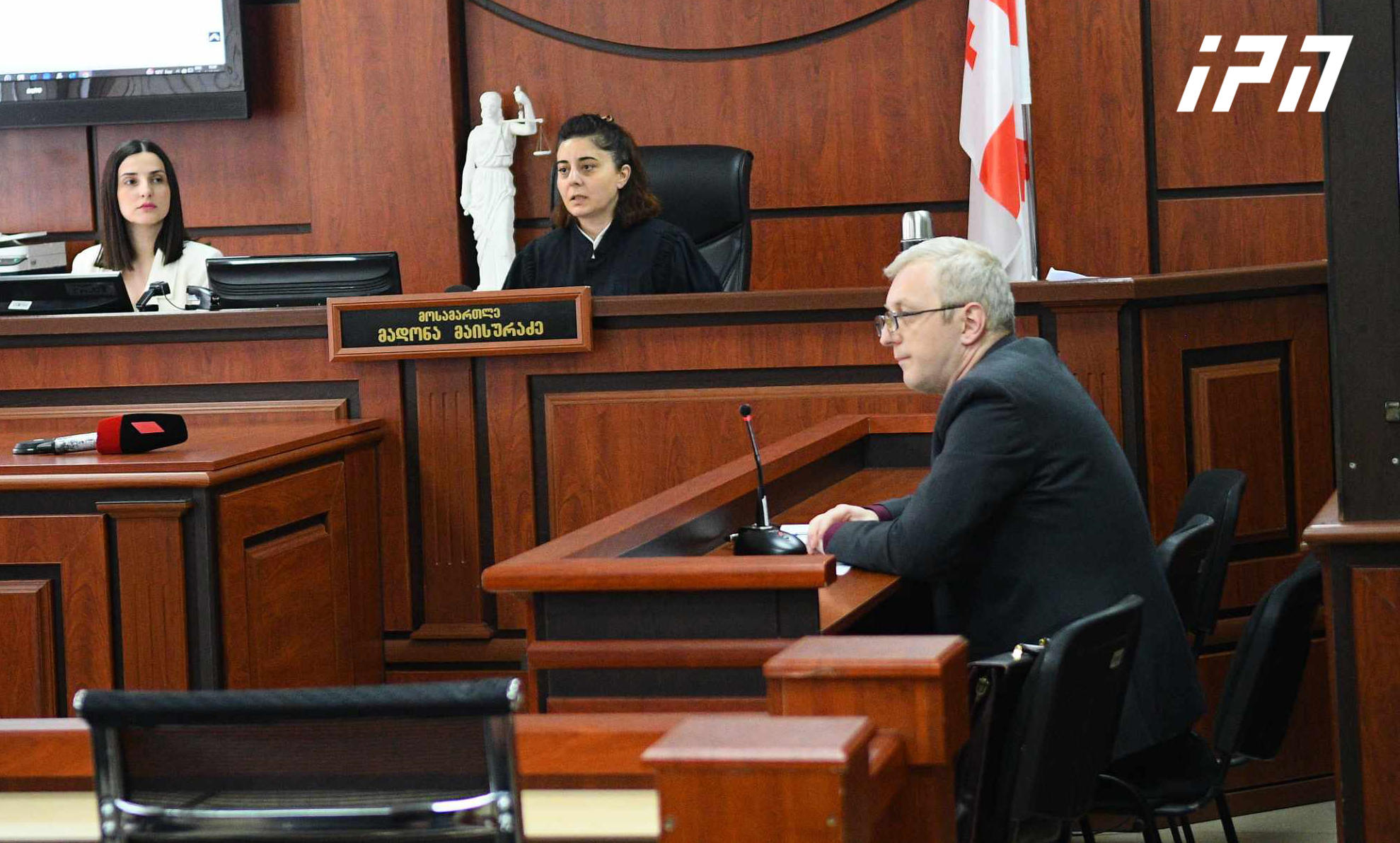 ცოლის და სიდედრის მკვლელობაში ბრალდებულის ადვოკატი - იმ ვითარების აღდგენა, რაც და როგორც ხდებოდა, მას ძალიან უჭირს