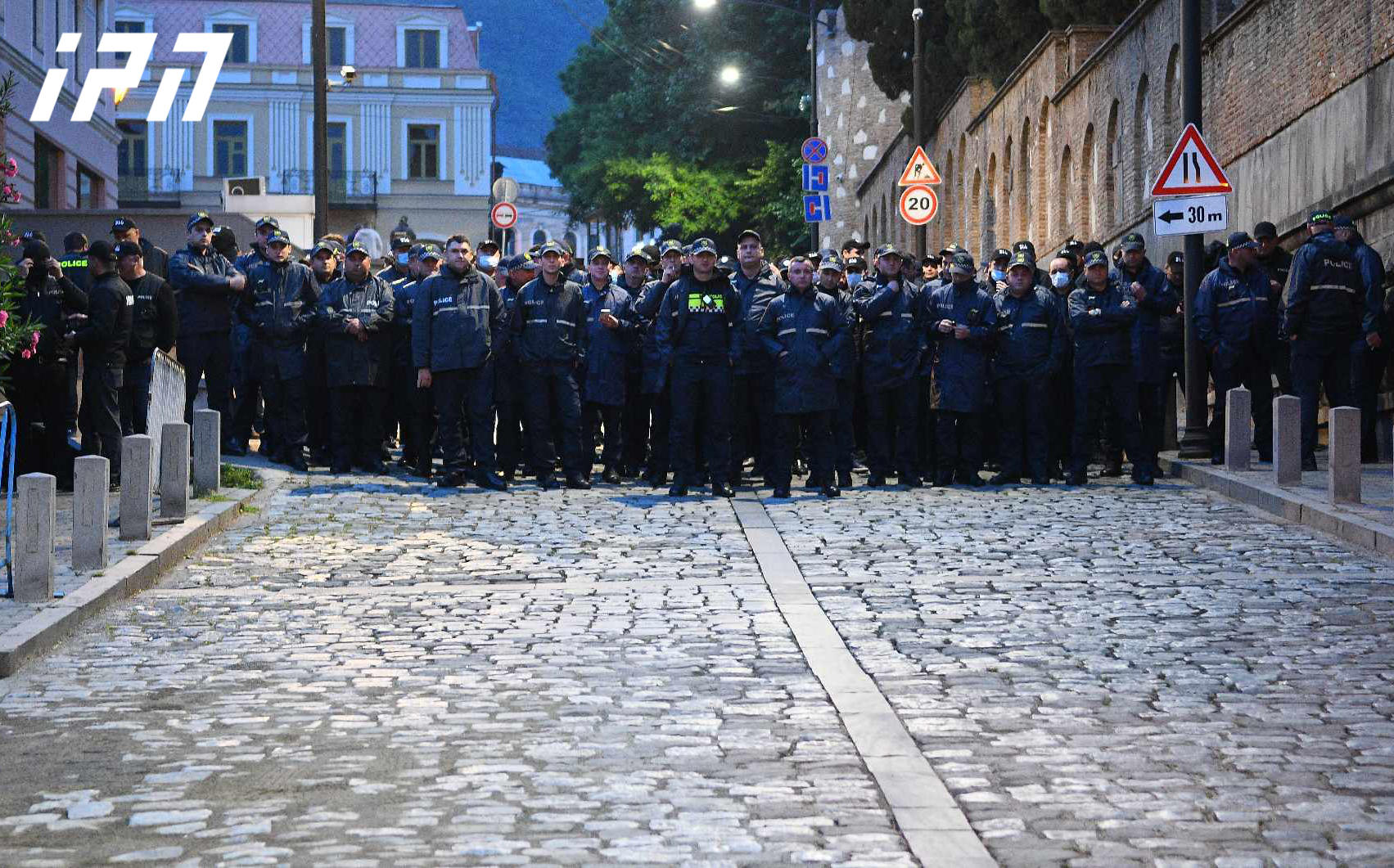 „თავისუფლების მარშის“ მონაწილეები, რომლებიც შსს-ს მიმართულებით მსვლელობას მართავენ, „ქართული ოცნების“ ოფისთან შეჩერდნენ, სადაც სამართალდამცველები იყვნენ  მობილიზებული