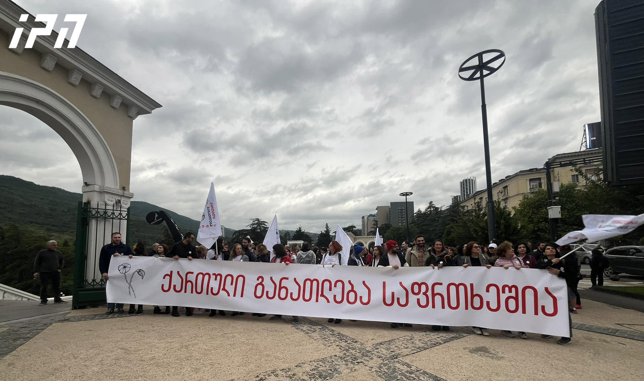 Opponents of draft law "On transparency of foreign influence" marching from Vake Part to Heroes Square