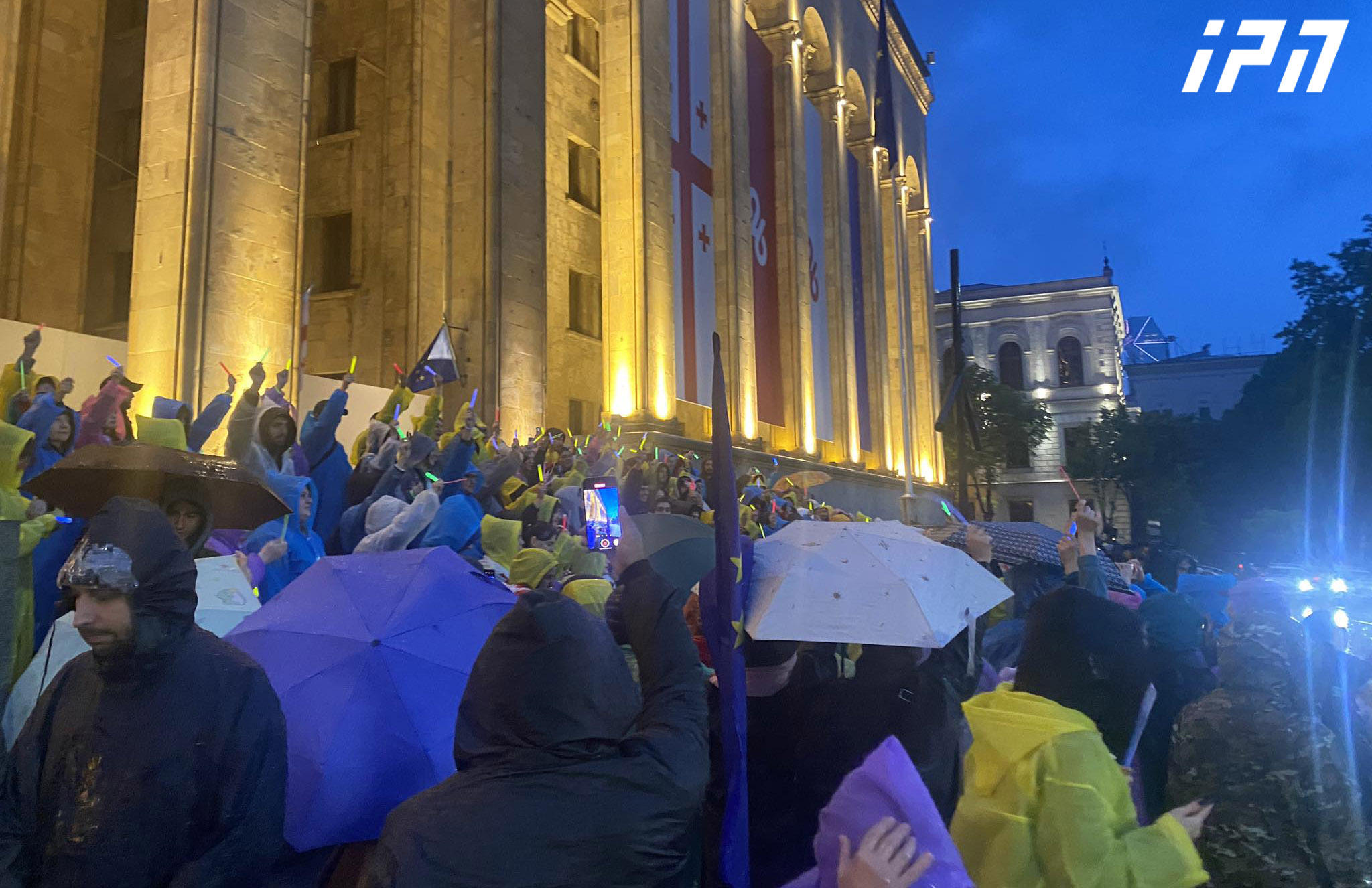 პარლამენტთან „უცხოური გავლენის გამჭვირვალობის შესახებ“ კანონის მოწინააღმდეგეების აქცია დაიწყო