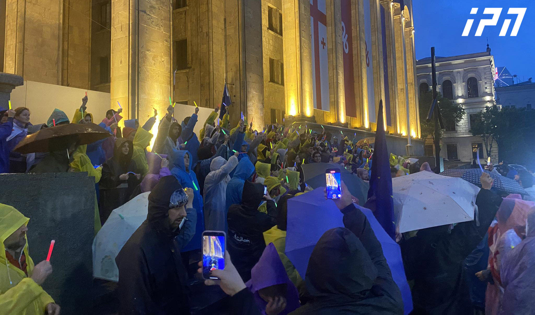 „უცხოური გავლენის გამჭვირვალობის შესახებ“ კანონის მოწინააღმდეგეებმა პარლამენტის წინ საქართველოს ჰიმნი შეასრულეს და ხორუმი იცეკვეს