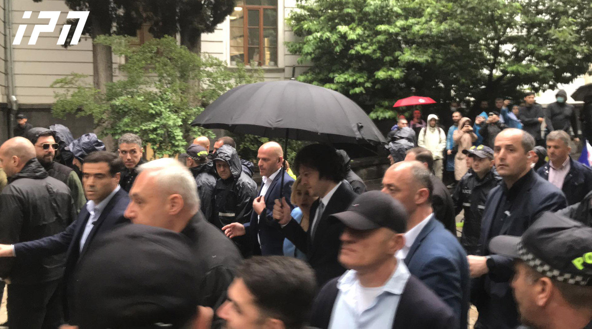 თსუ-სთან დაპირისპირება მოხდა - პრემიერ-მინისტრმა უნივერსიტეტის ტერიტორია შეძახილების ფონზე დატოვა