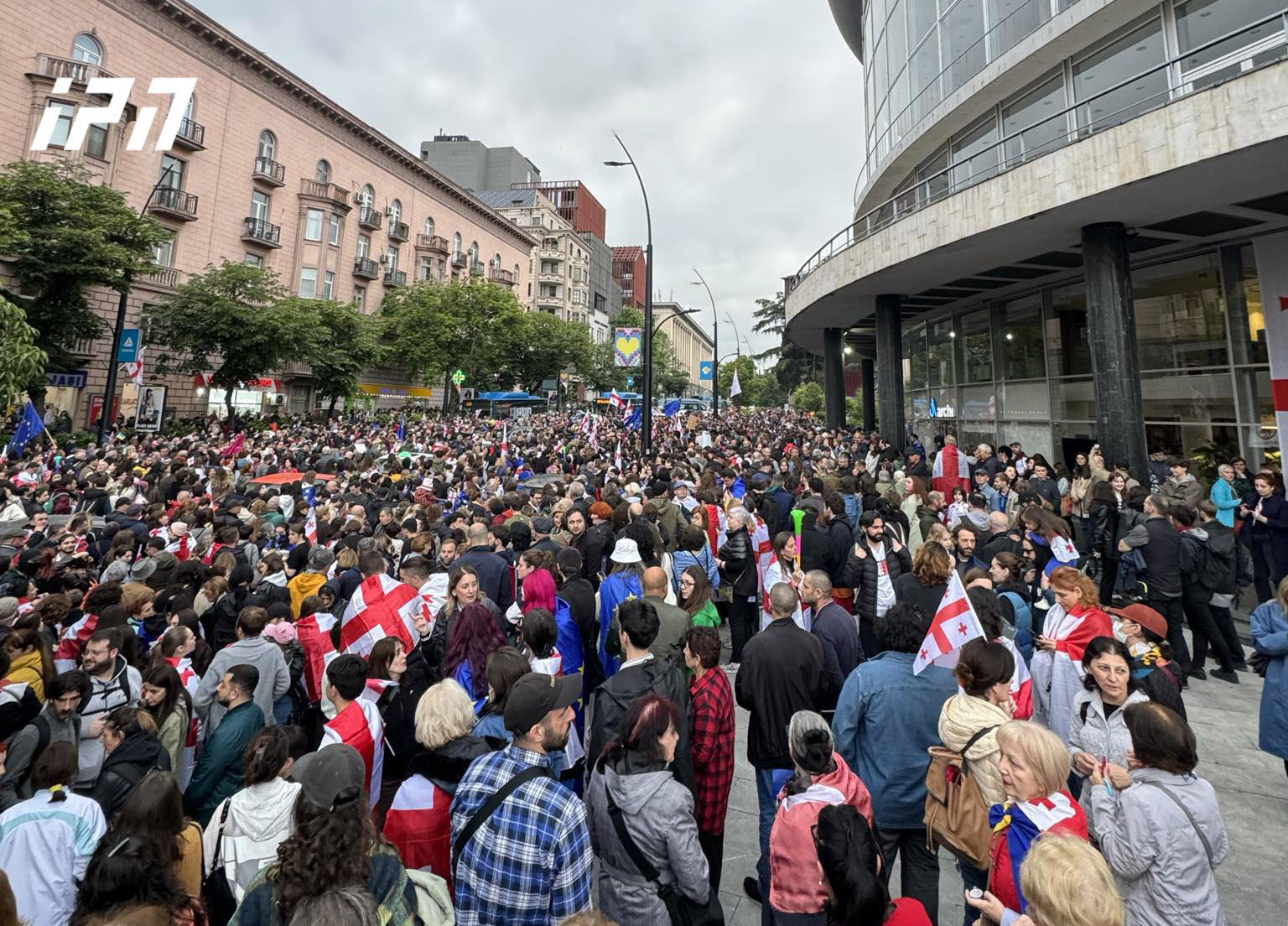 "მარად და ყველგან, საქართველოვ მე ვარ შენთანა" - ამ ლოზუნგით ფილარმონიასთან მოქალაქეები იკრიბებიან