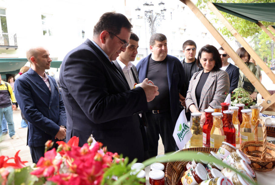 საქართველოს დამოუკიდებლობის დღის აღნიშვნის ღონისძიების ფარგლებში, სოფლის განვითარების სააგენტომ მოქალაქეებს ოზურგეთში, ცენტრალურ მოედანზე უმასპინძლა