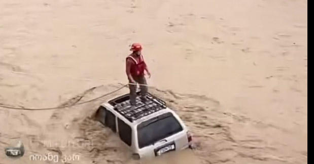 მდინარე ვერემ ავტომობილი წაიღო - საგანგებო სიტუაციების მართვის სამსახურში აცხადებენ, რომ მანქანაში მყოფი მოქალაქე უსაფრთხო ადგილზეა გაყვანილი