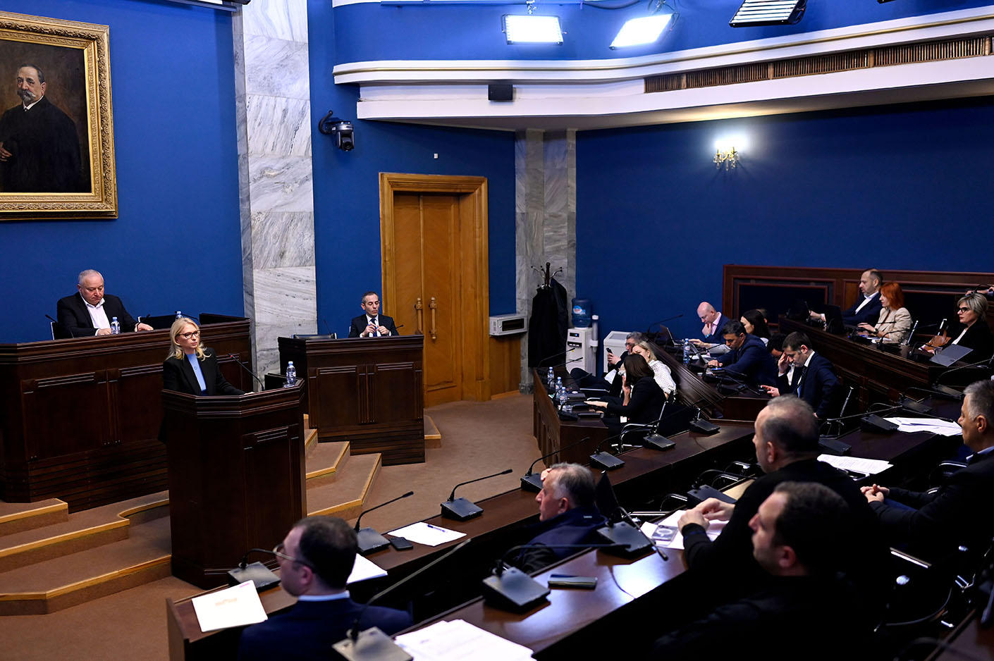პარლამენტის საფინანსო-საბიუჯეტო კომიტეტის სხდომაზე ნათია თურნავას უსმენენ