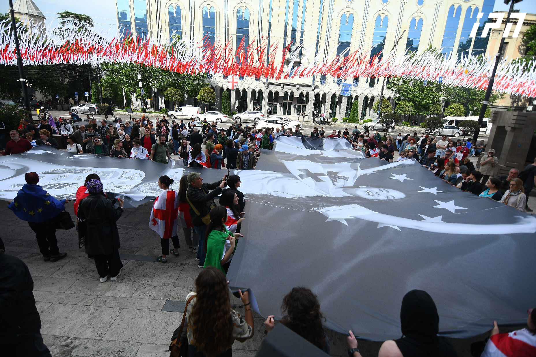 პარლამენტთან მომიტინგეებმა პერფორმანსი გამართეს