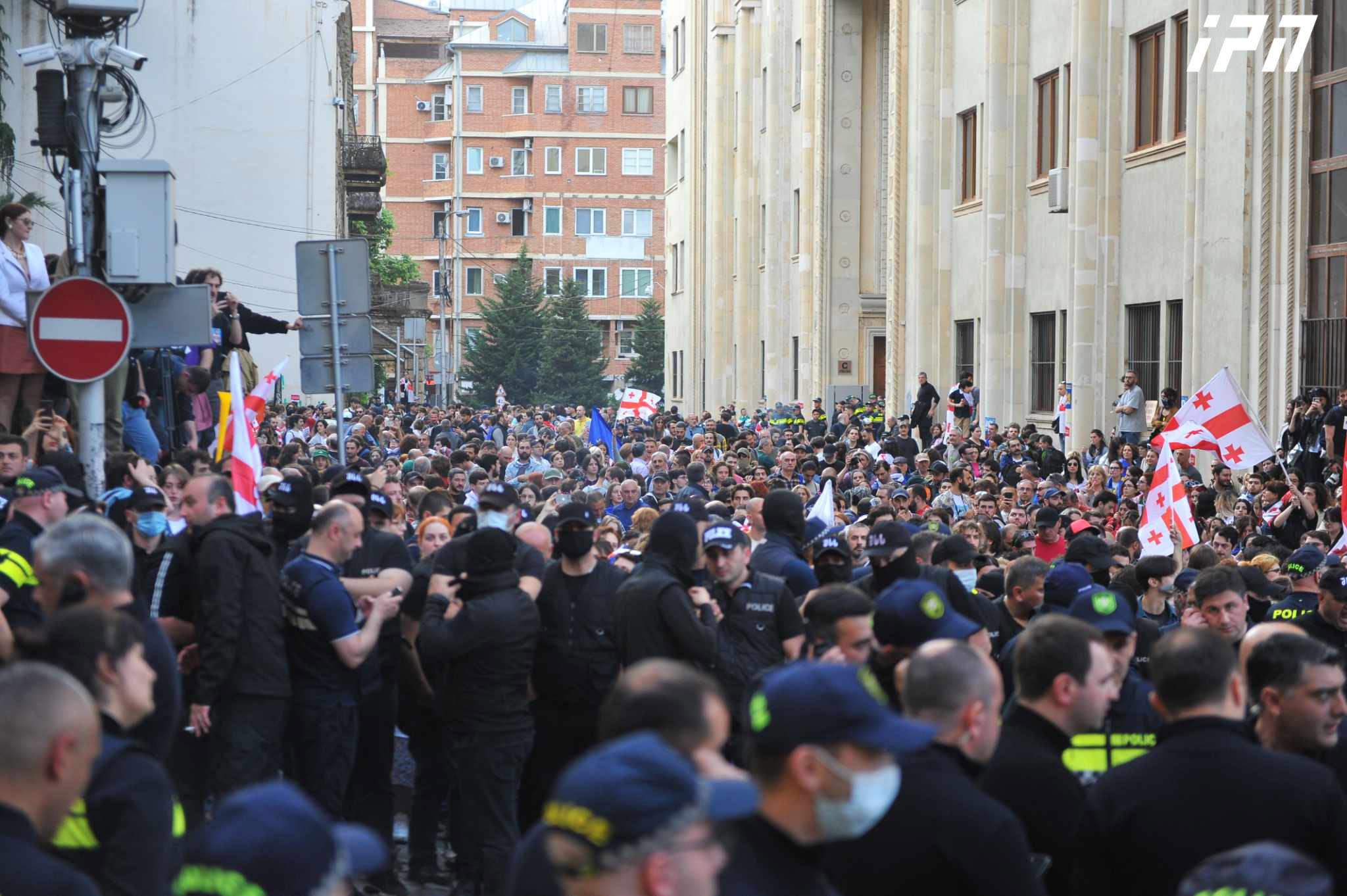 აქციის მონაწილეები პარლამენტის მიერ “უცხოური გავლენის გამჭვირვალობის შესახებ“ კანონპროექტზე პრეზიდენტის ვეტოს დაძლევას საპროტესტო შეძახილებით შეხვდნენ