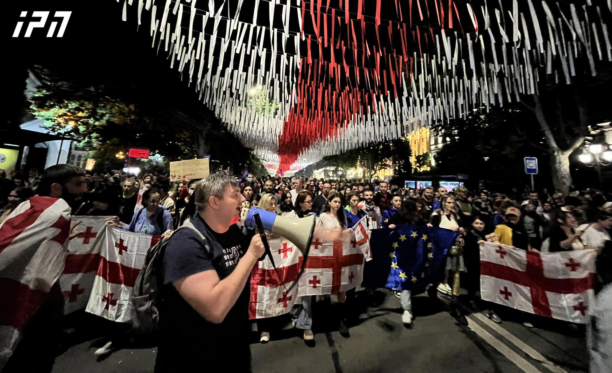 პარლამენტთან შეკრებილი მომიტინგეების ნაწილი მსვლელობით ჯერ პრეზიდენტის ადმინისტრაციასთან, შემდეგ კი “ქართული ოცნების” ოფისთან გადაინაცვლებენ