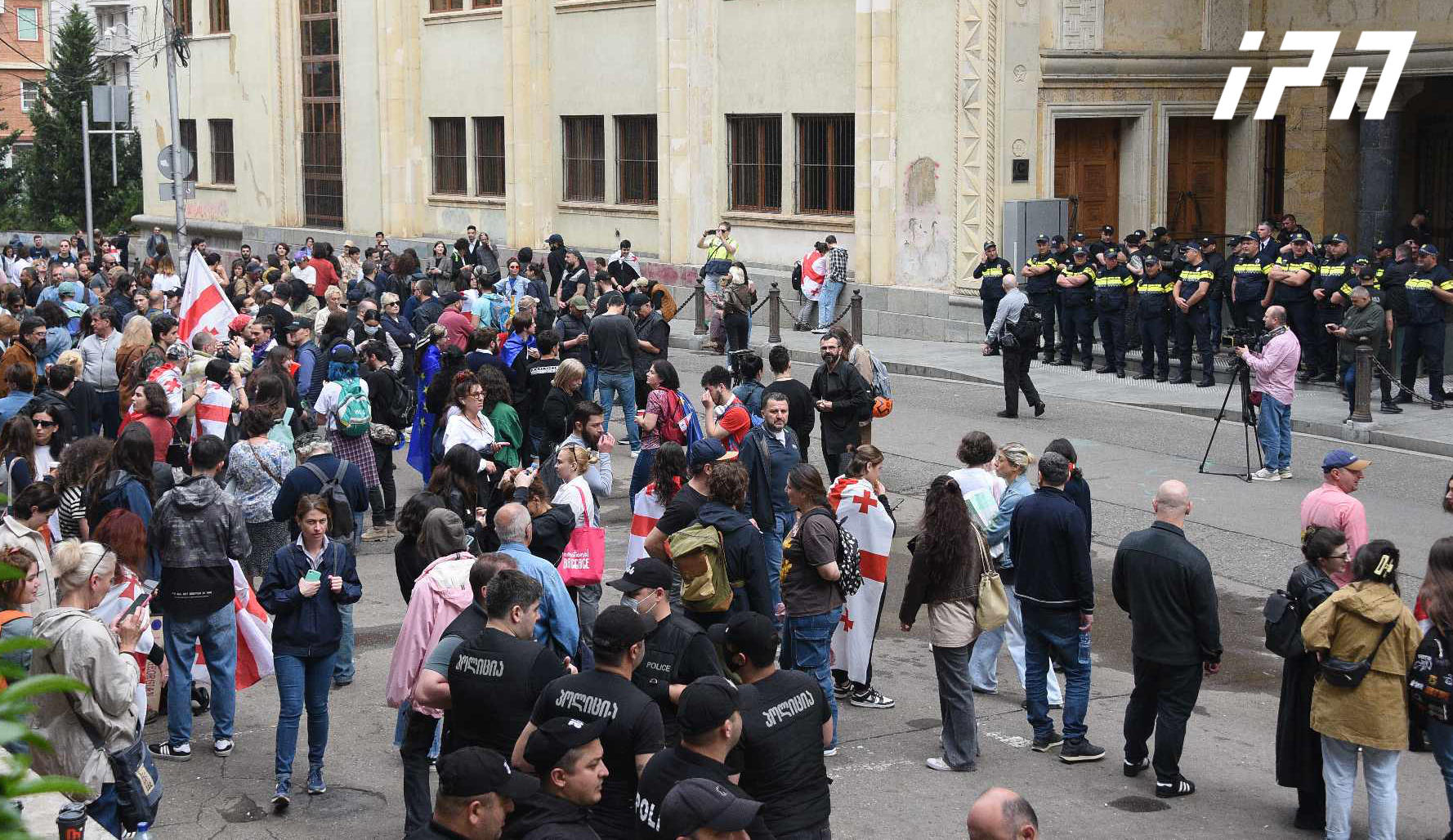 პარლამენტის უკანა შესასვლელთან საპროტესტო აქციის მონაწილეები იკრიბებიან - ადგილზე მობილიზებულია პოლიცია