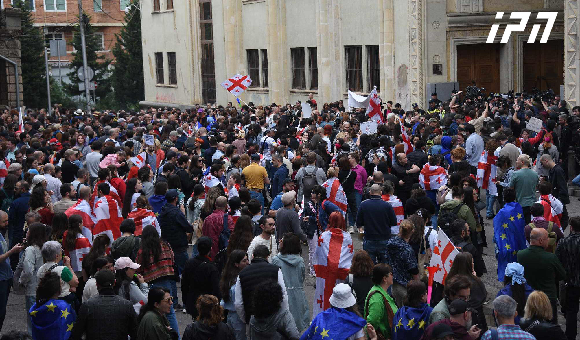 პარლამენტის უკანა შესასვლელთან მოქალაქეების საპროტესტო აქცია მიმდინარეობს
