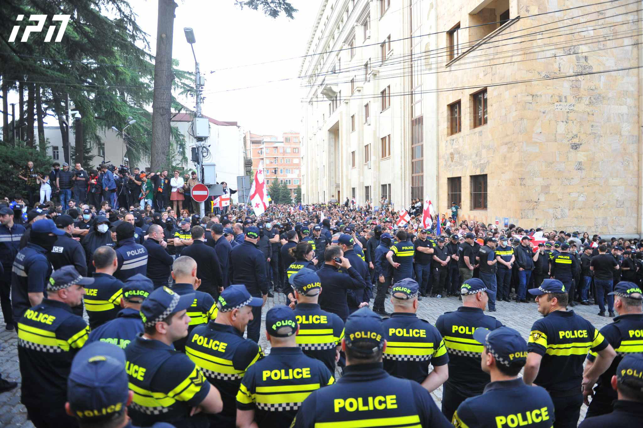 პარლამენტის შესასვლელებთან და მიმდებარე ტერიტორიაზე სამართალდამცავების რაოდენობა გაზარდეს