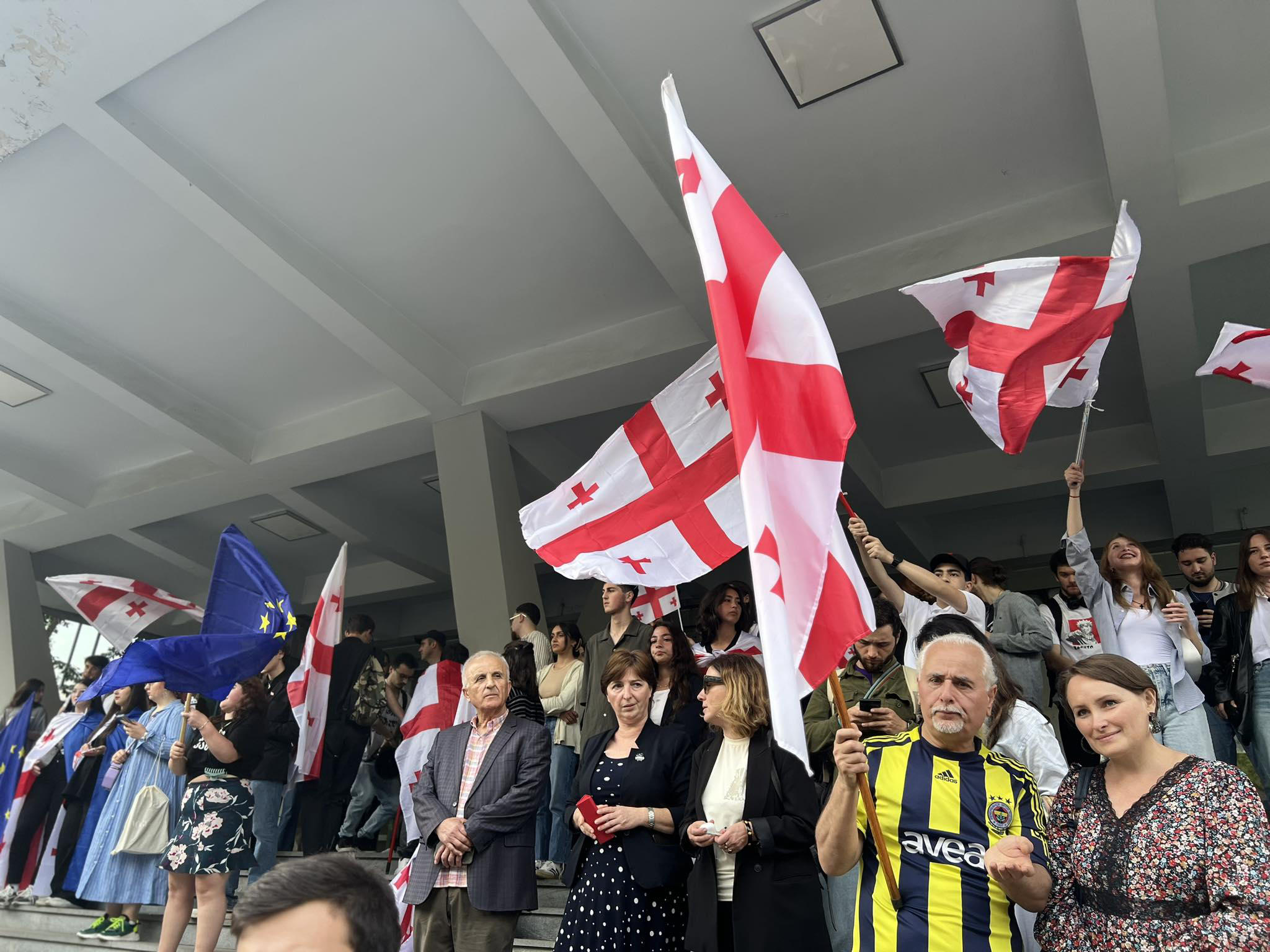 ბათუმში, შოთა რუსთაველის სახელობის სახელმწიფო უნივერსიტეტთან სხვადასხვა უმაღლესი სასწავლებლის სტუდენტები საპროტესტო აქციას მართავენ