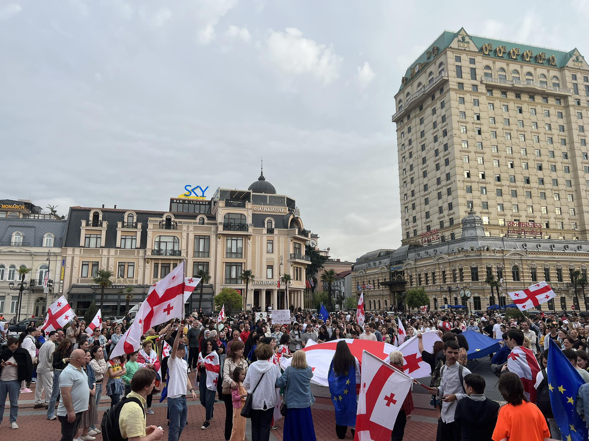 ბათუმში, ევროპის მოედანზე “უცხოური გავლენის გამჭვირვალობის შესახებ” კანონის წინააღმდეგ საპროტესტო აქცია მიმდინარეობს
