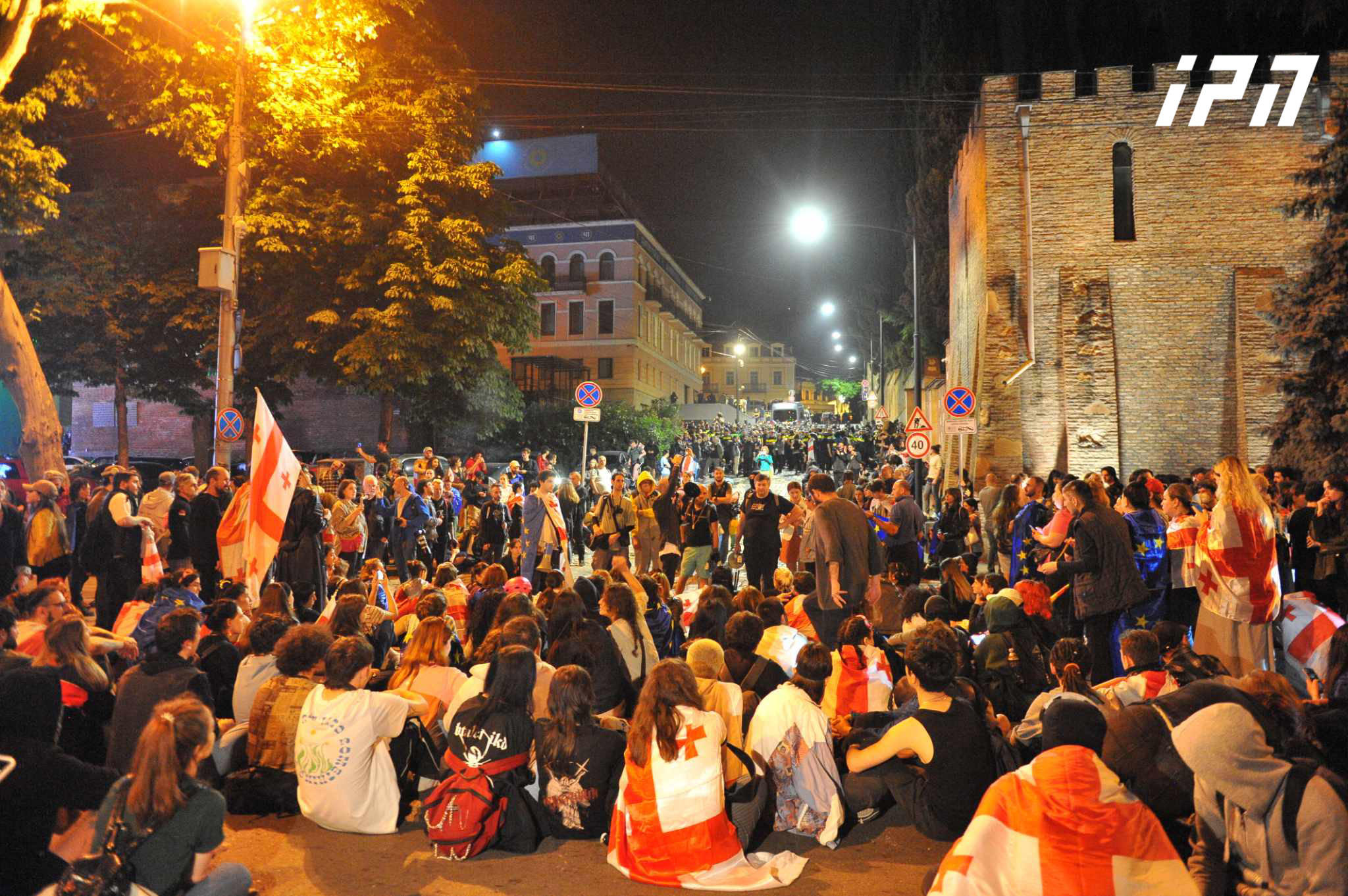 მომიტინგეების ნაწილმა, რომლებიც “უცხოური გავლენის გამჭვირვალობის შესახებ” კანონის მიღებას აპროტესტებენ, მსვლელობით “ქართული ოცნების” ოფისთან გადაინაცვლა
