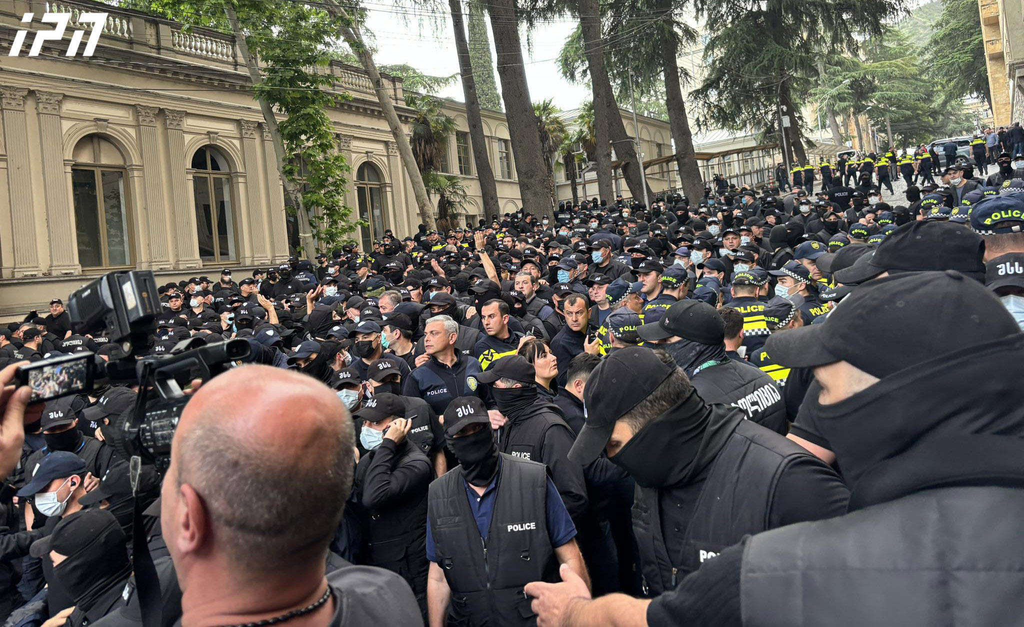 პოლიციამ პარლამენტის უკანა შესასვლელი პროტესტის მონაწილეებისგან გაათავისუფლა - "ქართული ოცნების" დეპუტატები საკანონმდებლო ორგანოს ტოვებენ