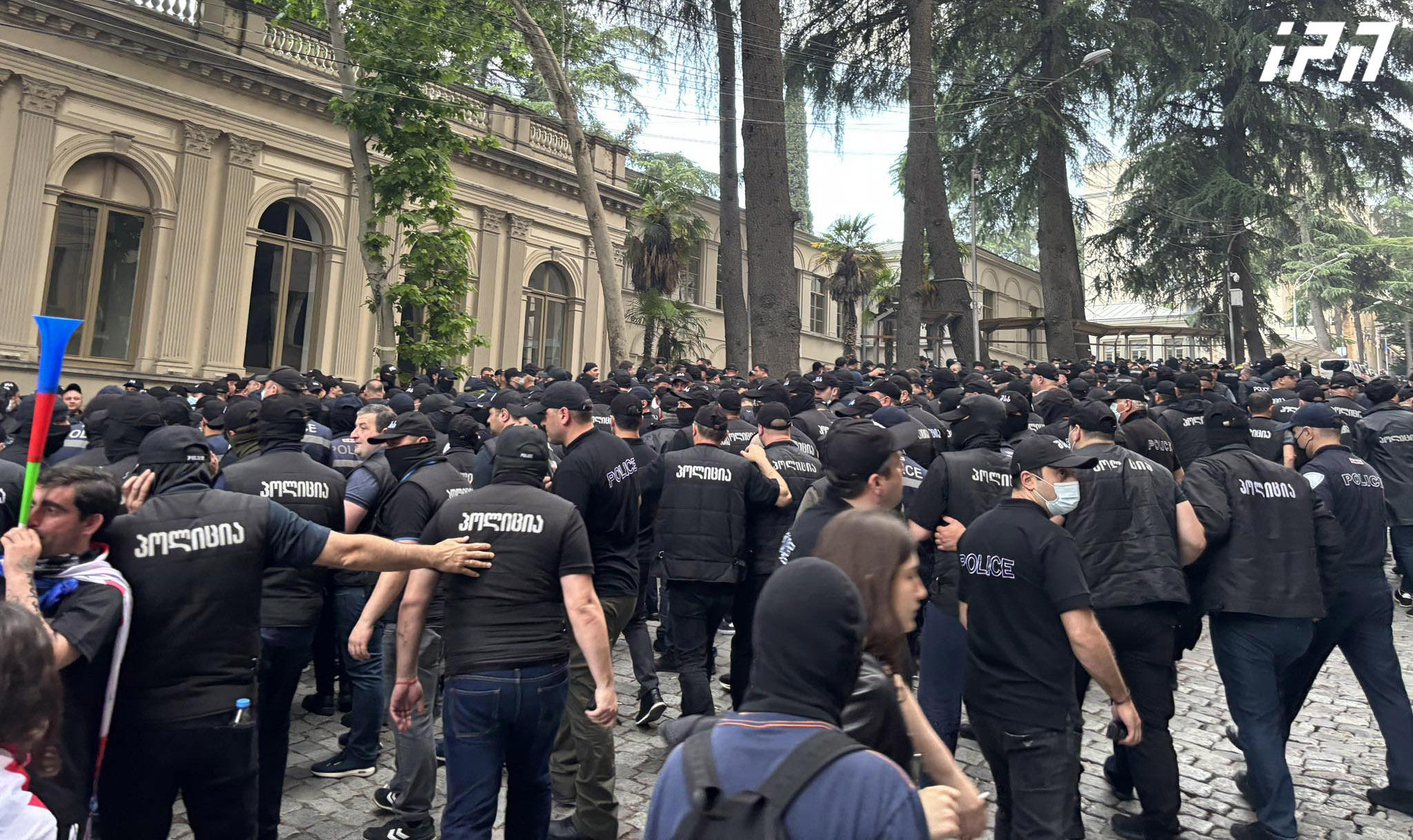 ჩიტაძის ქუჩიდან სამართალდამცველები გაიყვანეს - ტერიტორიას აქციის მონაწილეები იკავებენ