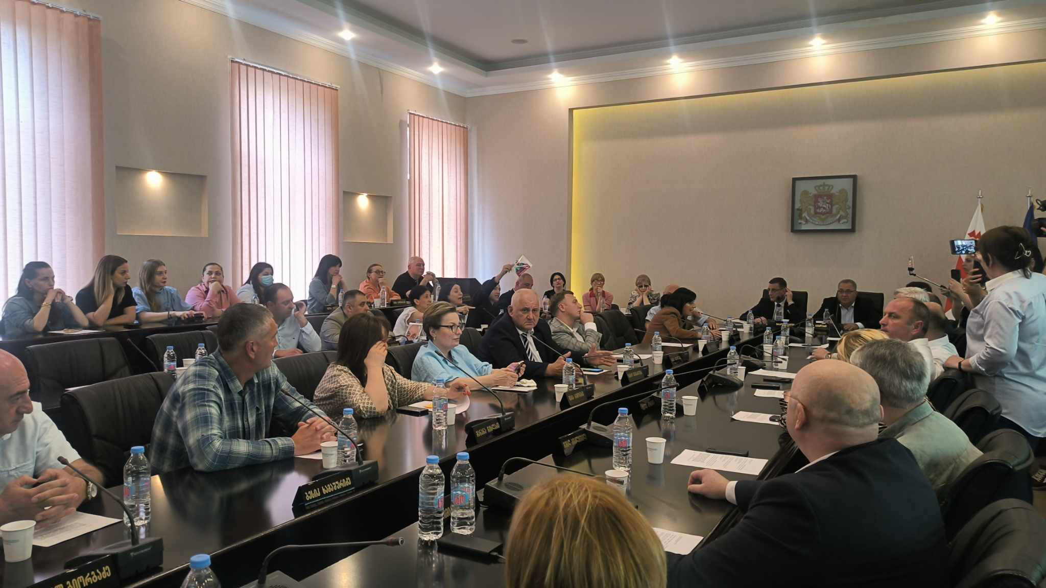 ქუთაისის საკრებულოში დეპუტატები ერთმანეთს სიტყვიერად დაუპირისპირდნენ