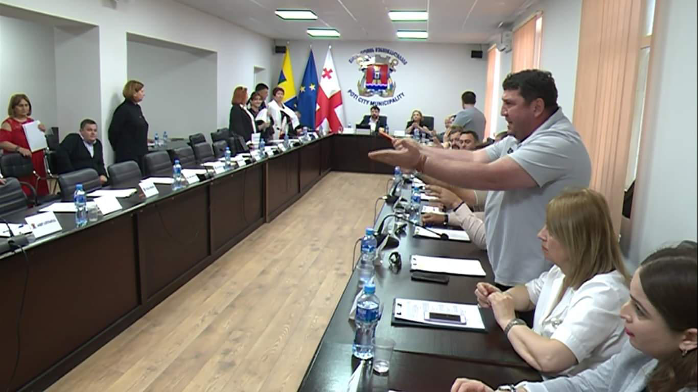 ფოთის საკრებულოს სხდომაზე ხმაური იყო