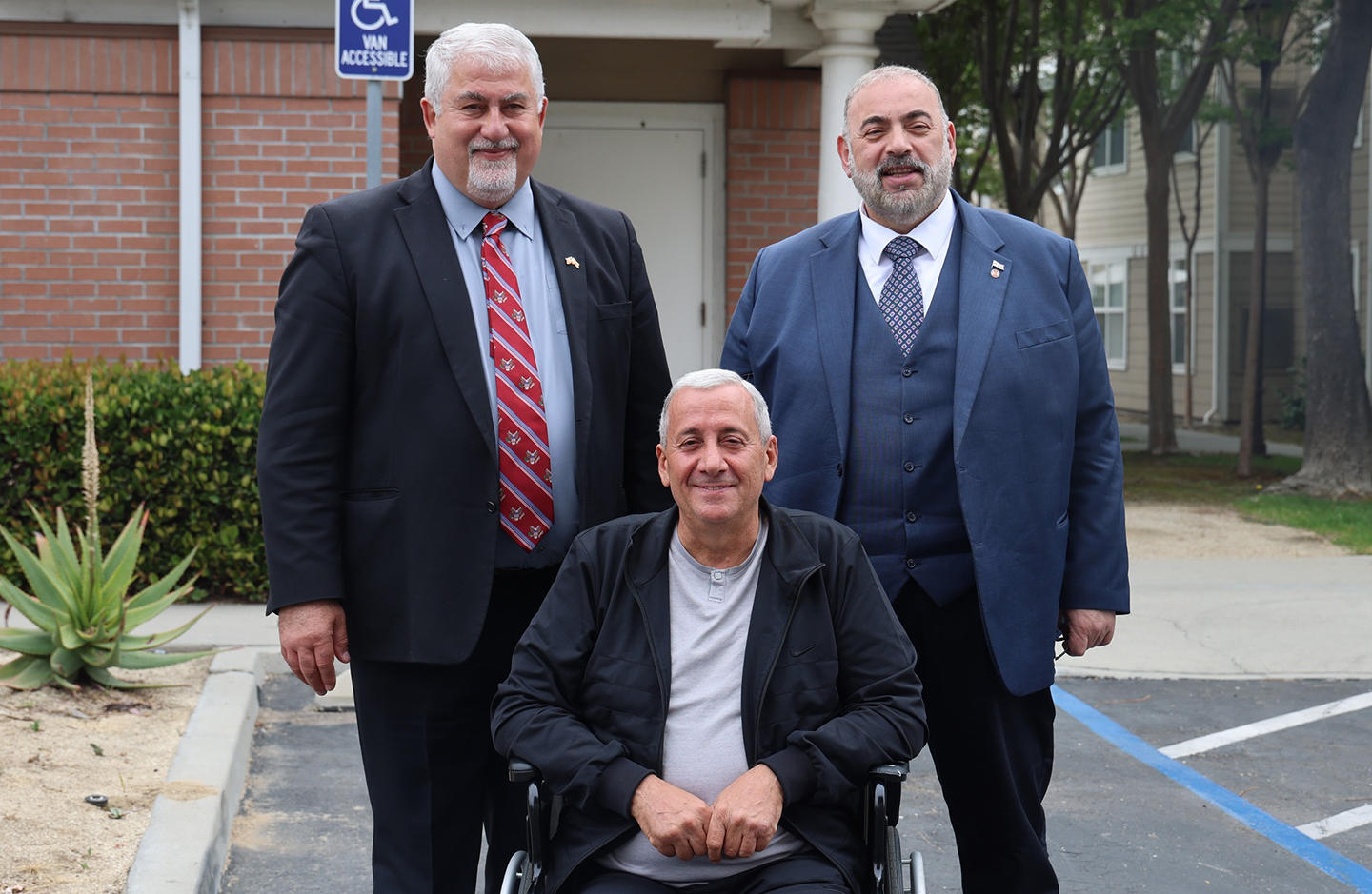 კობა კობალაძემ პიტერ ჰარშის სარეაბილიტაციო ცენტრში აფხაზეთის ომის ვეტერანი ჯანდრი უბირია მოინახულა