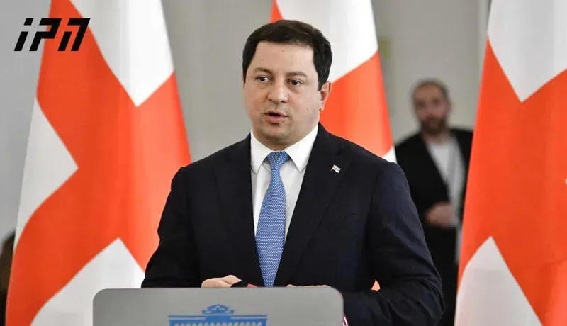 არჩილ თალაკვაძე - როგორც ჩანს, ქარტიის გარშემო სამი ჯგუფი ჩამოყალიბდება: „ერთქარტიულები“, „ნახევრადქარტიულები“ და ისინი, რომლებმაც საერთოდ ვერ გაიგეს ეს ქარტია