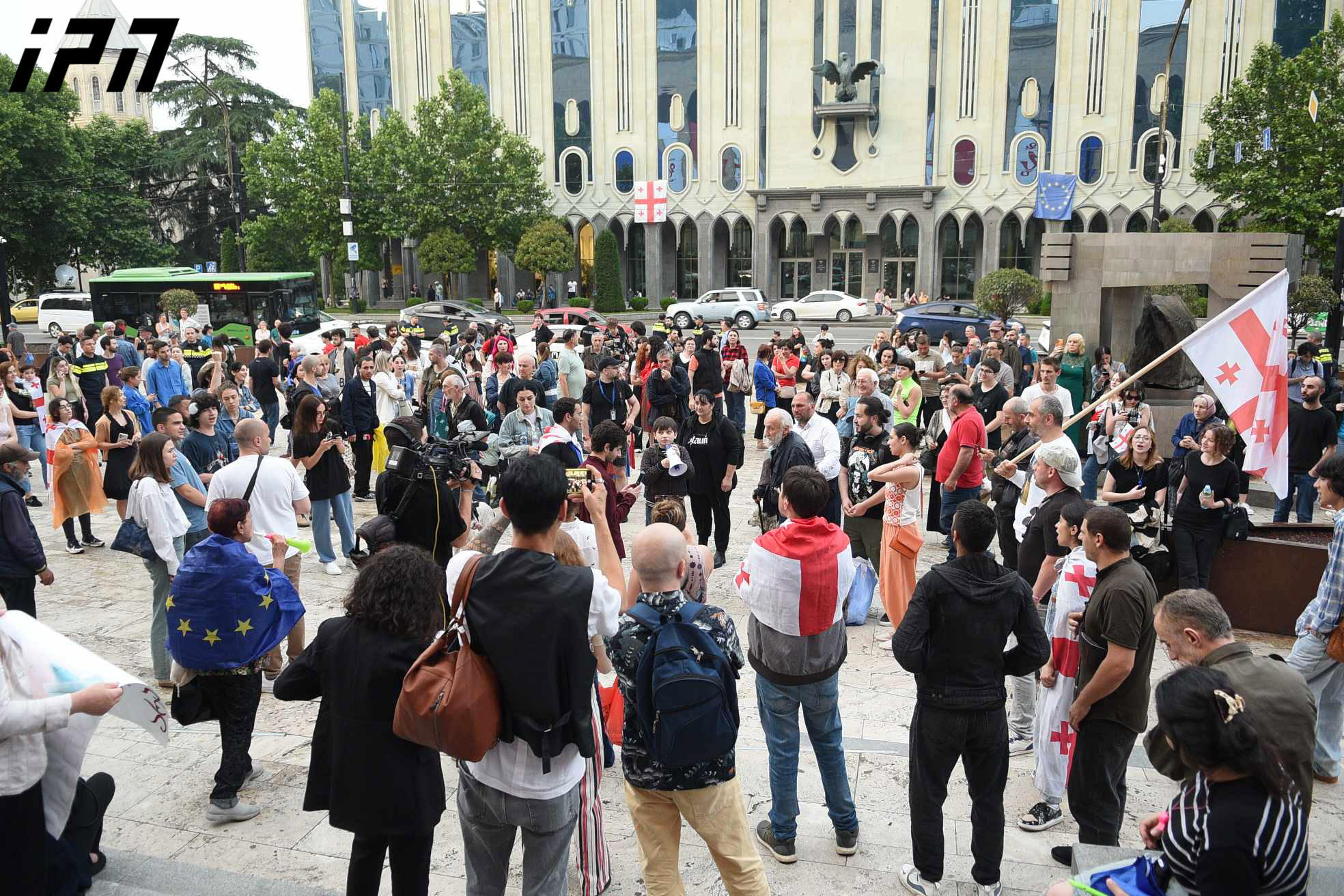 პარლამენტთან „უცხოური გავლენის გამჭვირვალობის შესახებ“ კანონის მოწინააღმდეგეები არიან შეკრებილები, საიდანაც მსვლელობით მშვიდობის ხიდთან მივლენ