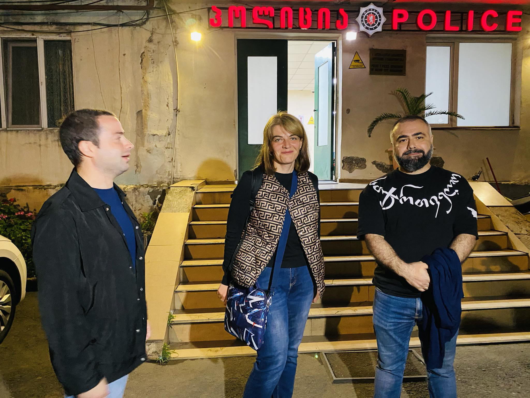 ბათუმში არასამთავრობო ორგანიზაციების წარმომადგენლები პოლიციის განყოფილებაში მივიდნენ და ითხოვენ, სამართალდამცავებმა დეპუტატი დიმიტრი სამხარაძე გამოკითხვაზე დაიბარონ