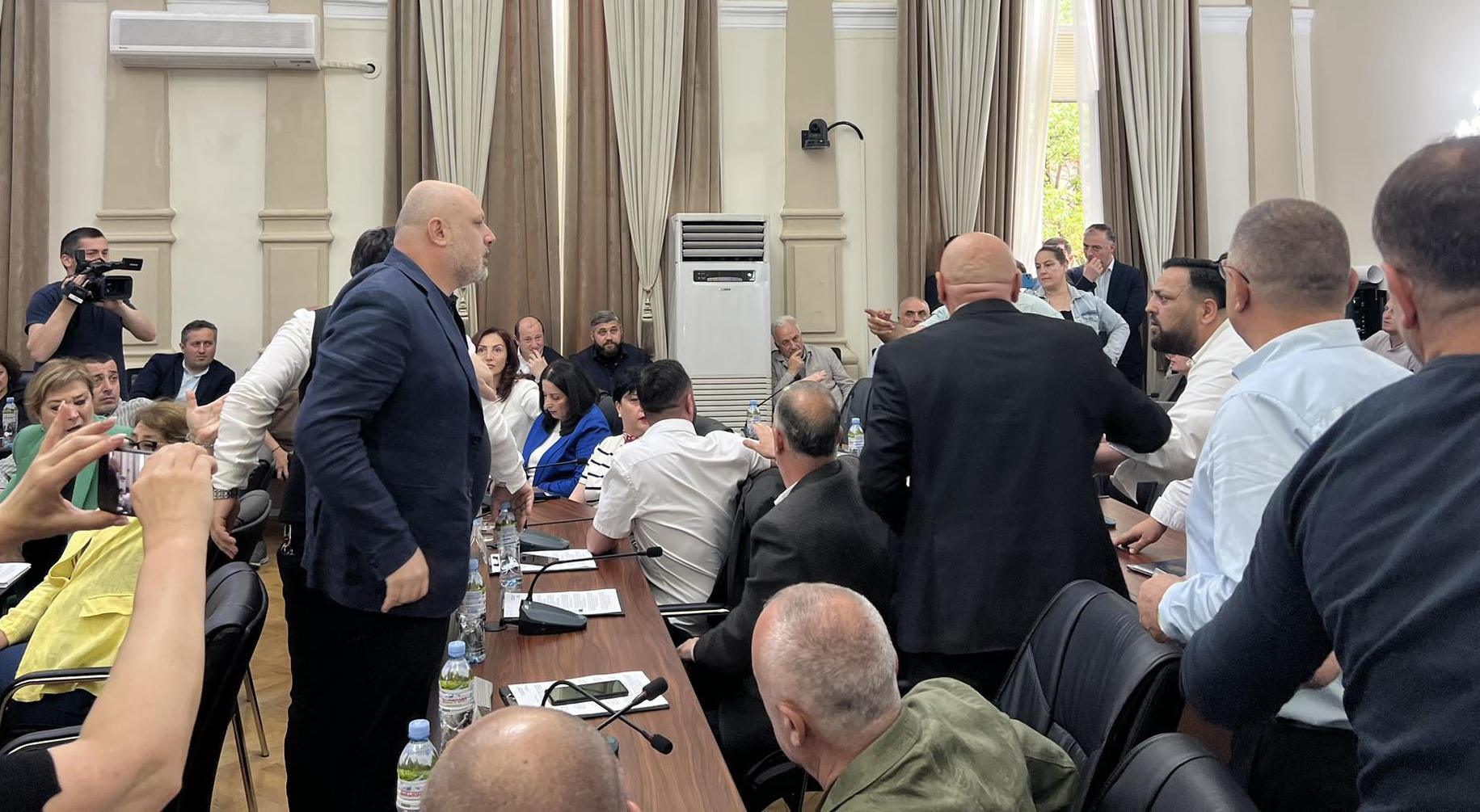 ბათუმის საკრებულოს სხდომა ოპოზიციის წევრებმა პროტესტის ნიშნად დატოვეს