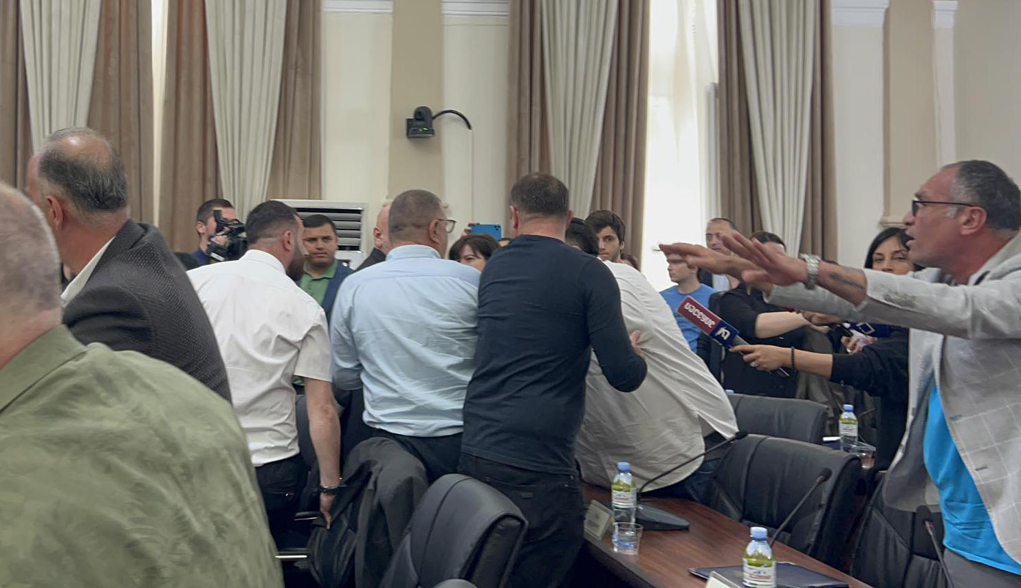 ბათუმის საკრებულოს სხდომაზე ხმაურია - იყო ფიზიკური დაპირისპირების მცდელობაც