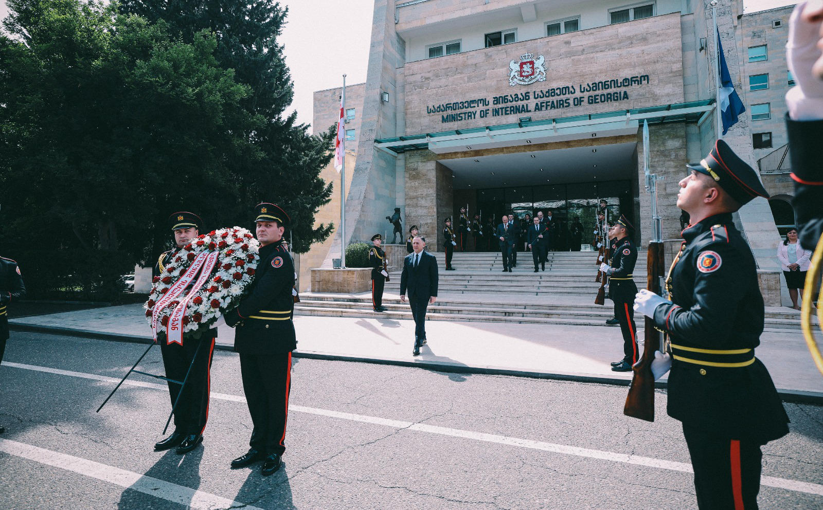 შინაგან საქმეთა მინისტრმა, პოლიციელის დღესთან დაკავშირებით, სამსახურებრივი მოვალეობის შესრულების დროს გარდაცვლილი პოლიციელების მემორიალი გვირგვინით შეამკო