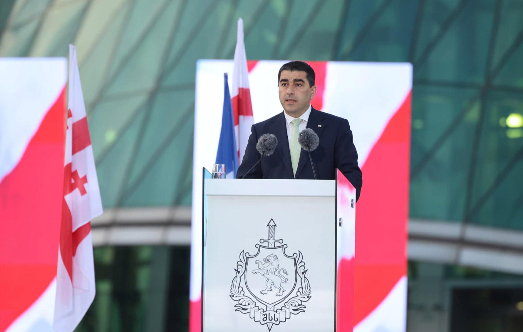 შალვა პაპუაშვილი - ქედს ვიხრი თითოეული პოლიციელის ვაჟკაცობის, სამშობლოსადმი სიყვარულისა და ერთგულების წინაშე, იმ პოლიციელების ხსოვნის წინაშე, რომლებმაც სამშობლოს ყველაზე ძვირფასი - საკუთარი სიცოცხლე და ჯანმრთელობა შესწირეს