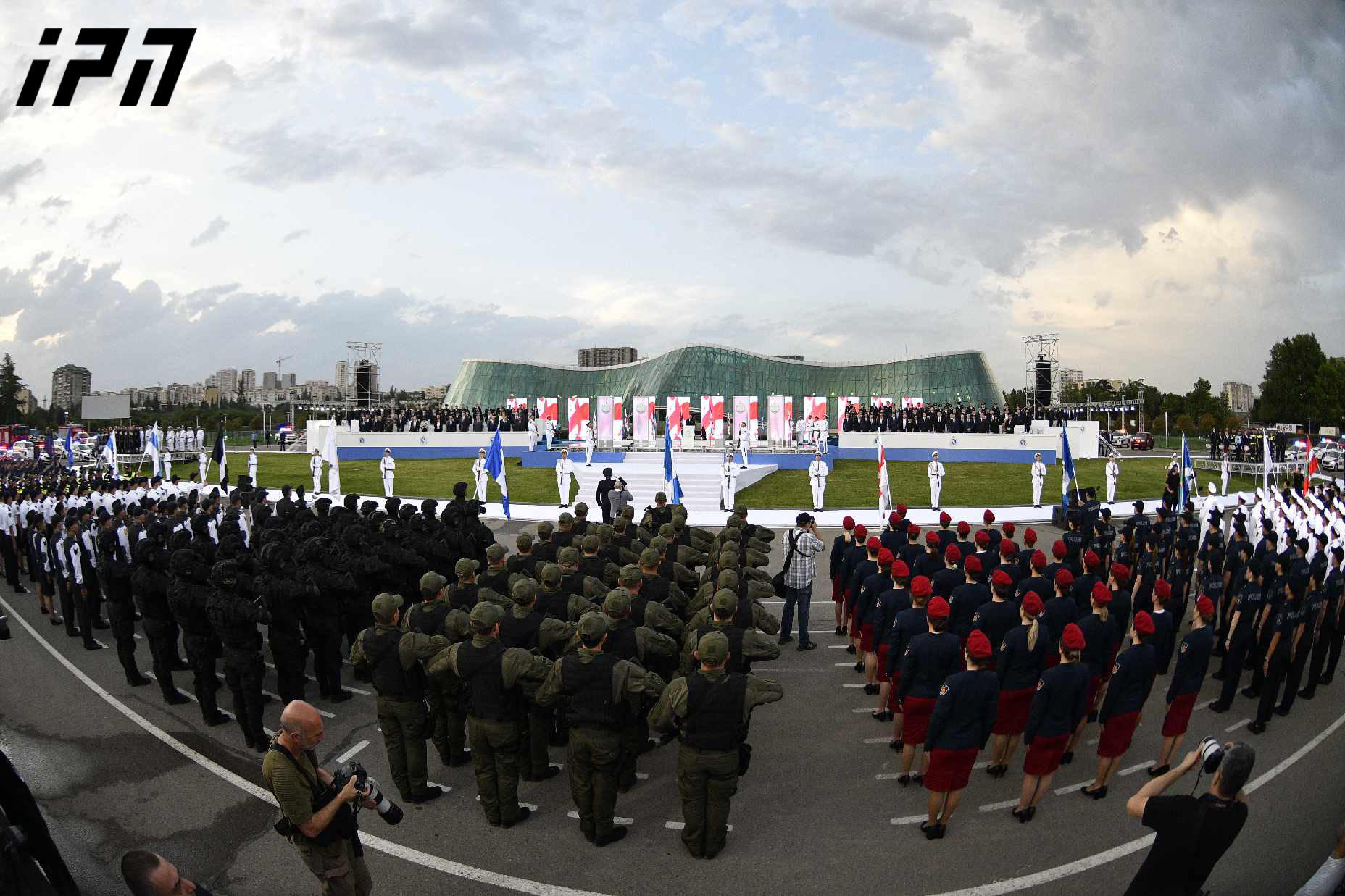 შსს-ს ადმინისტრაციულ შენობასთან პოლიციელის პროფესიული დღისადმი მიძღვნილი ღონისძიება მიმდინარეობს