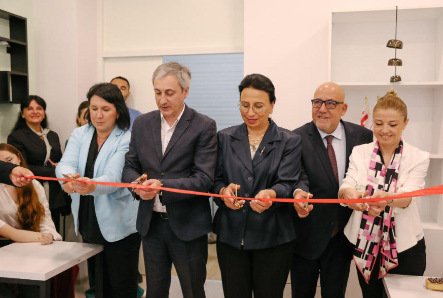 ზურაბ ჩიკვილაძე თურქეთის ელჩთან ერთად დღის ცენტრ „მშობელთა ხიდს“ ეწვია