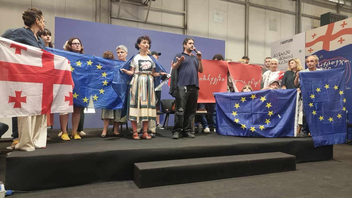 თბილისის წიგნის საერთაშორისო ფესტივალზე ლიტერატურული სფეროს წარმომადგენლებმა პერფორმანსი - „გავიმარჯვებთ სახელოვნად“ მოაწყვეს